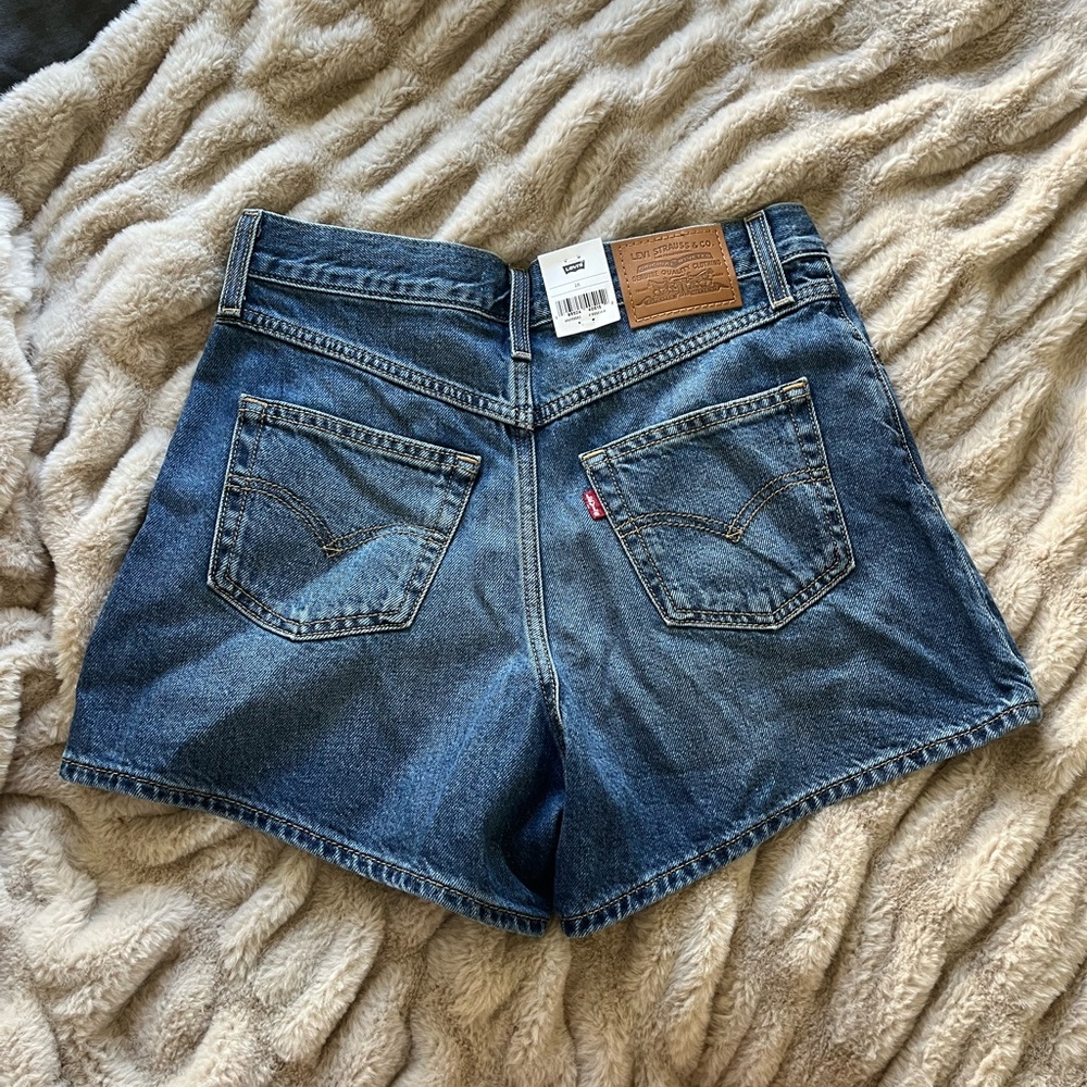 Levi’s — ‘80s mom jean shorts, high rise (size 26)